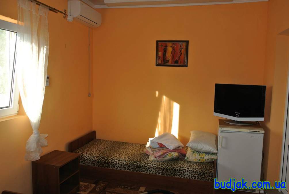 3-х местный улучшенный номер в гостевом доме отдыха «У друзей» на курорте Рассейка . 2019 год. Фото № 9792